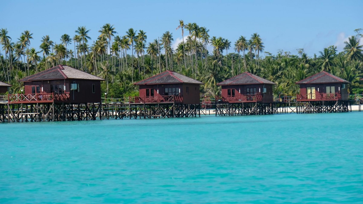 Pulau Maratua menjadi destinasi yang wajib dikunjungi di Derawan karena memiliki laut berwarna toska yang cantik.